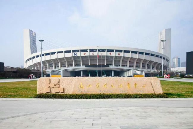 寂静千年的僵尸王爷欲篡夺驱魔龙族的鲜血统治世界,僵尸英雄千浔和羽士白眉必需争先找到并庇护驱魔龙族的转世真人。但没想到的是,驱魔龙族转世者竟然是一个手无缚鸡之力的呆萌弱女子小菲，一段弄笑且炫酷的路程开启了…